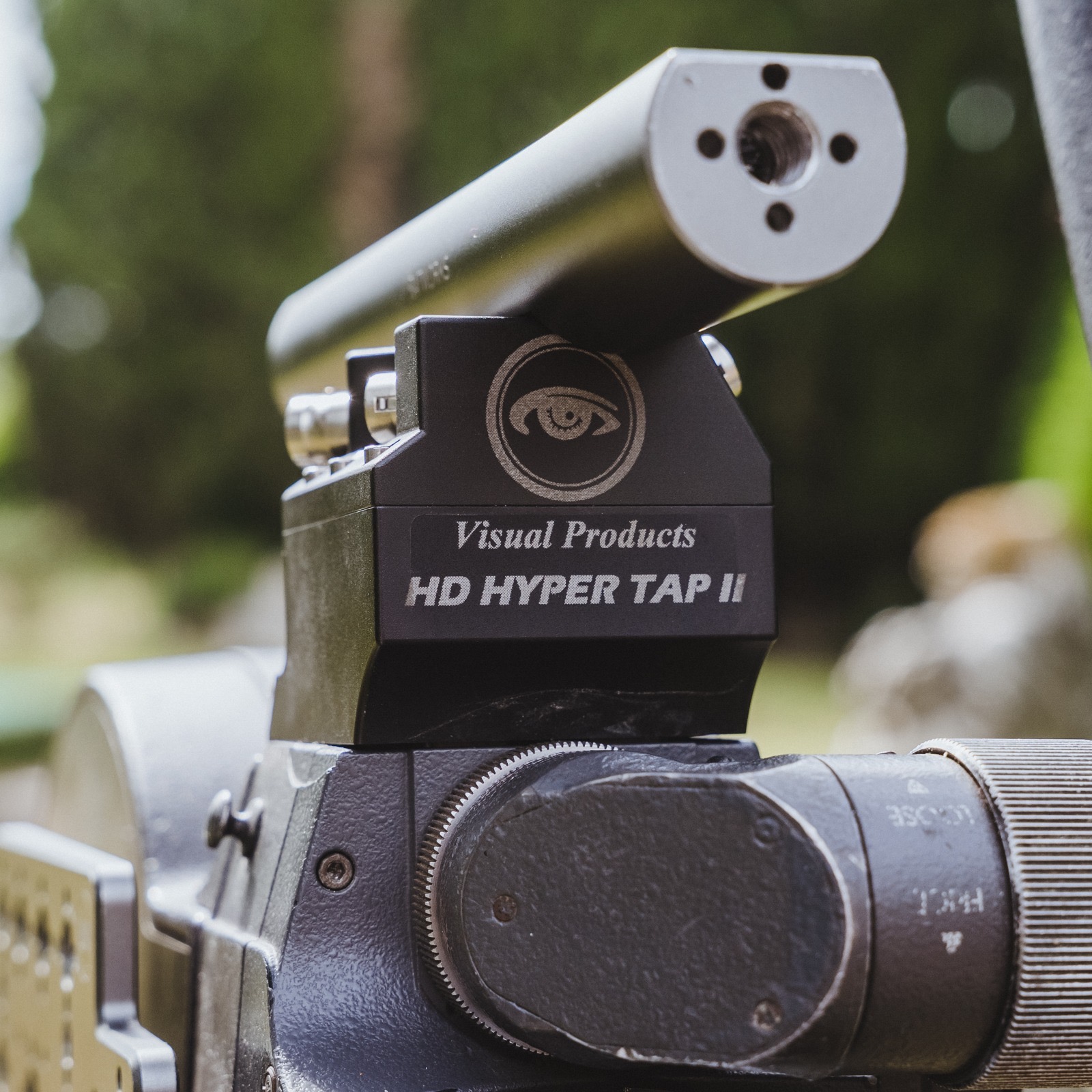 Métaprod propose une expertise complète du tournage en pellicule 16mm, de la préparation des prises de vues à la numérisation des métrages. L’équipe exploite une ARRIFLEX 16 SR3 Super16, caméra de référence du cinéma argentique, utilisée sur des productions professionnelles. Métaprod assure la gestion du matériel caméra, l’assistance technique, le workflow argentique, le chargement de la pellicule, le tournage, le développement et la numérisation, tout en préservant l’esthétique et la texture uniques du film 16mm.