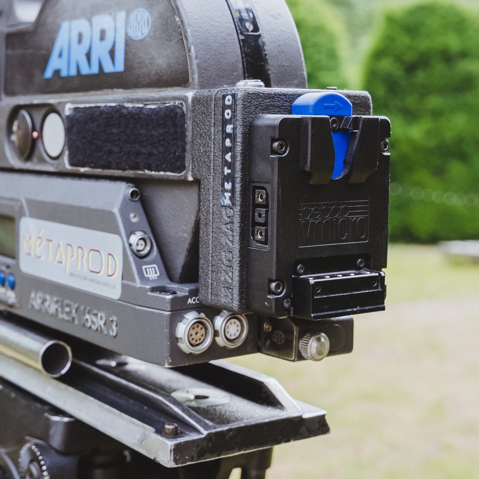 Métaprod propose une expertise complète du tournage en pellicule 16mm, de la préparation des prises de vues à la numérisation des métrages. L’équipe exploite une ARRIFLEX 16 SR3 Super16, caméra de référence du cinéma argentique, utilisée sur des productions professionnelles. Métaprod assure la gestion du matériel caméra, l’assistance technique, le workflow argentique, le chargement de la pellicule, le tournage, le développement et la numérisation, tout en préservant l’esthétique et la texture uniques du film 16mm.