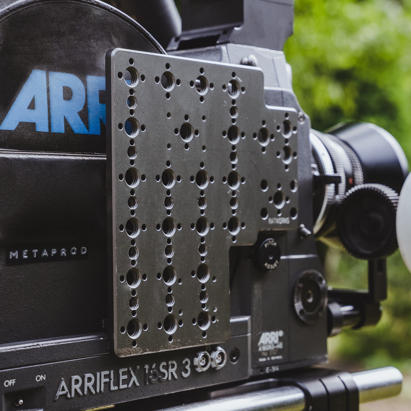 Tournage en pellicule 16mm avec Métaprod : expertise argentique complète, ARRIFLEX 16 SR3 Super16, assistance caméra, workflow, développement et numérisation.